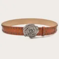 Ceinture en cuir marron style punk avec boucle rose en métal et clous décoratifs. - Chameau