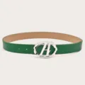 Groene lederen riem met zilveren letter A gesp, stijlvol mode accessoire voor jeans. - Groen
