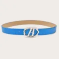 Trendy blauwe lederen riem met zilveren lettergesp voor een stijlvolle jeansoutfit - Blauw