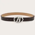 Stijlvolle bruine lederen riem met een zilveren ovale gesp voor trendy outfits. - koffiekleur