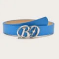 Ceinture en cuir bleu avec boucle argentée stylisée, accessoire tendance pour jean. - Bleu clair