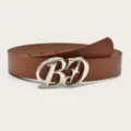 Élégante ceinture en cuir marron dotée d'une boucle de lettre argentée pour les femmes. - Chameau