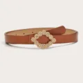 Smalle bruine lederen riem met gouden strass-gesp, elegant en stijlvol kledingaccessoire. - camel