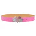 Dettaglio ravvicinato della cintura rosa con fibbia scintillante a cuore e ali in strass. - Rosa