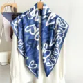 Sciarpa quadrata con stampa a cuore astratto blu e bianco, foulard leggero effetto seta. - 90x90cm / Blu