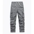 Graue Herren Cargohose mit vielen Taschen, elastischem Kordelzug und geradem Schnitt. - S / Unterteile / Grau