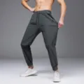 Herren dunkelgraue schnelltrocknende Sport Jogger Hose mit Bündchen und Reißverschlusstaschen. - XS / Unterteile / Grau