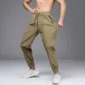 Herren Schnelltrocknende Sport Sweatpants, lässige Stretch Bündchenhose mit Reißverschlusstaschen. - XS / Unterteile / Hellbraun