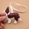 Vue detaillee de pendentif de sac chien en cuir, accessoire marron et blanc pour sacs. - Pendentif Husky (001) / Bordeaux