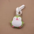 Primer plano del encantador dije de bolso pingüino de cuero hecho a mano con correa. - Adorno de Bolso (Colgante Bebé Pingüino) / Verde Hierba
