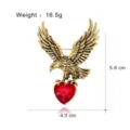 Nahaufnahme Detail des vintage goldenen Adlers mit rotem Herz Kristall Brosche. - Vintage Gold Adler mit Rotem Herz (C961-A)