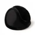 Detailansicht schwarzer Plüsch Ohrenschützer Nahaufnahme Textur flauschig Winter Accessoire - Schwarz