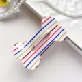 Close-up van een schattige botvormige haarspeld met kleurrijke strepen, stijlvol haaraccessoire. - 8cm / Blauw Groene Strepen