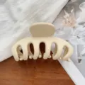 Beige matte haarklem voor dames, stijlvol minimalistisch ontwerp voor dagelijkse kapsels. - Mat Licht Koffie