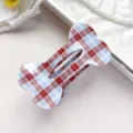 Close-up van rood-blauwe geruite bot haarspeld, plat ontwerp, schattig haaraccessoire detail. - 8cm / Blauw Bruin Geruit