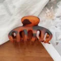 Gematteerd schildpad haarklauw detail, stijlvolle bruine pompoen haaraccessoire voor vrouwen. - Mat Luipaard Koffie