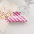 Close-up of pink and white striped hair claw, stylish design for daily use and styling. - Ingot Style / 9cm / Pink
