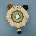 Handgemaakte gehaakte katten onderzetter met kiwi motief, zachte garen kopjesmat voor gezellig huis. - Kiwi Kat Onderzetter