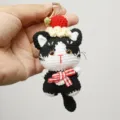 Porte-clés chat crocheté fait main avec un gâteau aux fraises et un joli ruban mignon. - Chat Gâteau aux Fraises Noir