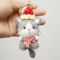 Porte-clés peluche chat crochet fait main avec chapeau gâteau aux fraises sac charm - Chat Gâteau aux Fraises Gris
