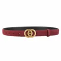 Minimalistischer burgunderroter Damen-Wildledergürtel mit elegantem goldenen Ring-Schnalle. - Angola Rot