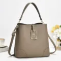 Detailansicht der modischen Herbst-Eimer Tasche aus strukturiertem Leder mit Metallschloss. - Grau
