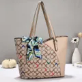 Modische Damen Shopper Tasche mit Monogramm Leinwand und Schal Accessoire fuer den Alltag - Khaki