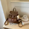 Sac à dos vintage imprimé léopard marron en cuir synthétique avec charmant pendentif ours pour femme. - Avec Pendentif / Marron