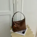 Υφασμένη τσάντα ώμου ημισελήνου για γυναίκες, κομψή καφέ τσάντα Hobo με κρεμαστό κόσμημα από χάντρες. - Με Μενταγιόν / Καφέ