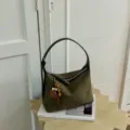 Πράσινη ελιά υφαντή τσάντα ώμου ημισελήνου, κομψή casual hobo τσάντα με χάντρες. - Με Μενταγιόν / Πράσινο