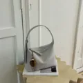 Γκρι υφασμένη τσάντα hobo για γυναίκες, κομψή δερμάτινη τσάντα ώμου με κομψό κρεμαστό. - Με Μενταγιόν / Μπεζ Γκρι
