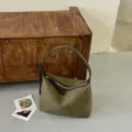 Πράσινη πλεκτὴ τσάντα ώμου για γυναίκες, κομψή μοντέρνα τσάντα μισοφέγγαρο με φερμουάρ. - Χωρίς Μενταγιόν / Πράσινο