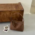 Καφέ πλεκτή δερμάτινη τσάντα hobo, κομψή τσάντα ώμου με κλείσιμο με φερμουάρ. - Χωρίς Μενταγιόν / Καφέ