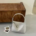 Λεπτομερής λήψη της ανοιχτόχρωμης γκρι υφαντής τσάντας ώμου με εξαιρετική τέχνη. - Χωρίς Μενταγιόν / Μπεζ Γκρι