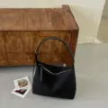 Λεπτομέρεια μαύρης πλεγμένης δερμάτινης τσάντας ώμου hobo με φερμουάρ υψηλής ποιότητας. - Χωρίς Μενταγιόν / Μαύρο