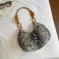 Sac épaule vintage en fausse fourrure pelucheuse avec poignée en perles de bois chic. - Style Perle Grise