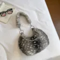 Sac a main sous les bras en peluche avec chaine en perles metalliques, sac retro duveteux pour femme. - Style Chaîne Grise