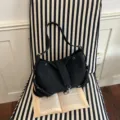 Schwarze Retro Umhängetasche für Damen, lässige Pendler Crossbody Tote Tasche mit Riemen. - Schwarz ohne Anhänger