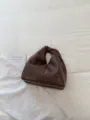 Bolso de mano nube nudo marron oscuro, bolsa de hombro minimalista de cuero PU para diario. - Café