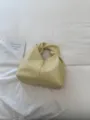 Elegante bolso de mano amarillo mantequilla con nudo, bolso de hombro estilo nube minimalista. - Amarillo