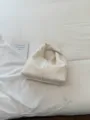 Bolso de mano de cuero blanco con asa nudo bolso nube elegante para mujeres diario. - Blanco