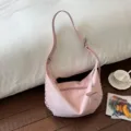 Roze suède hobo schoudertas met metalen klinknagels en sterrenhangertje voor dames. - Eén maat / Roze
