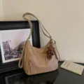 Bruine vintage multifunctionele dames schoudertas met schattige berenhanger, grote tas. - Met Hanger / Khaki