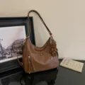 Vrouwen retro bruine schoudertas grote capaciteit hobo tas met schattige berenhanger voor dagelijks. - Met Hanger / Bruin