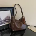 Vintage donkerbruine schoudertas voor dames, ruime hobo tas met een leuke berenhanger. - Met Hanger / koffiekleur