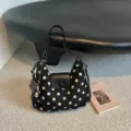 Zwarte en witte polkadot canvas schoudertas casual hobo handtas met lederen klep variant - Met Hanger / Zwart