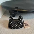 Stijlvolle zwart-witte stippen schoudertas met leren flap voor dames dagelijks gebruik. - Zonder hanger / Zwart