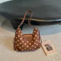 Bruine polkadot schoudertas, grote casual hobo tas met stijlvolle lederen flap voor dames. - Zonder hanger / Bruin