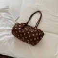 Borsa tote in camoscio marrone con stampa a pois e manici doppi per uso quotidiano. - Marrone