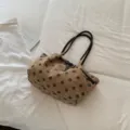 Vista dettagliata della borsa tote casual color cachi a pois con manici marroni e grande capienza. - Kaki